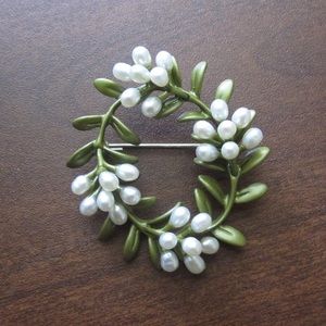 Mistletoe Flower Wreath Natural Pearl Brooch Pin